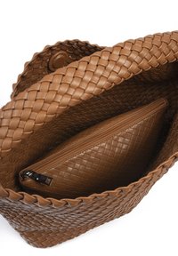 Sac fourre-tout en cuir tressé marron avec une finition texturée. L'intérieur comprend une pochette zippée lisse de couleur marron assortie.