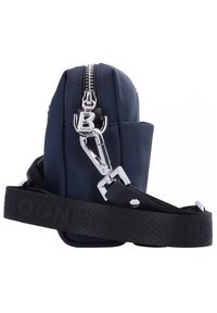 Borsa a tracolla in nylon navy con ferri argentati, chiusura con zip e tracolla nera staccabile con logo in rilievo. Design compatto con texture liscia.