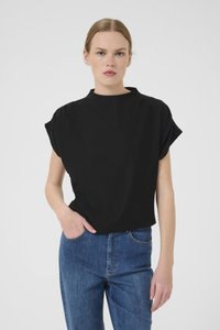 Haut noir à manches courtes avec un col montant et une coupe décontractée, associé à un jean bleu taille haute. Texture lisse et design simple.