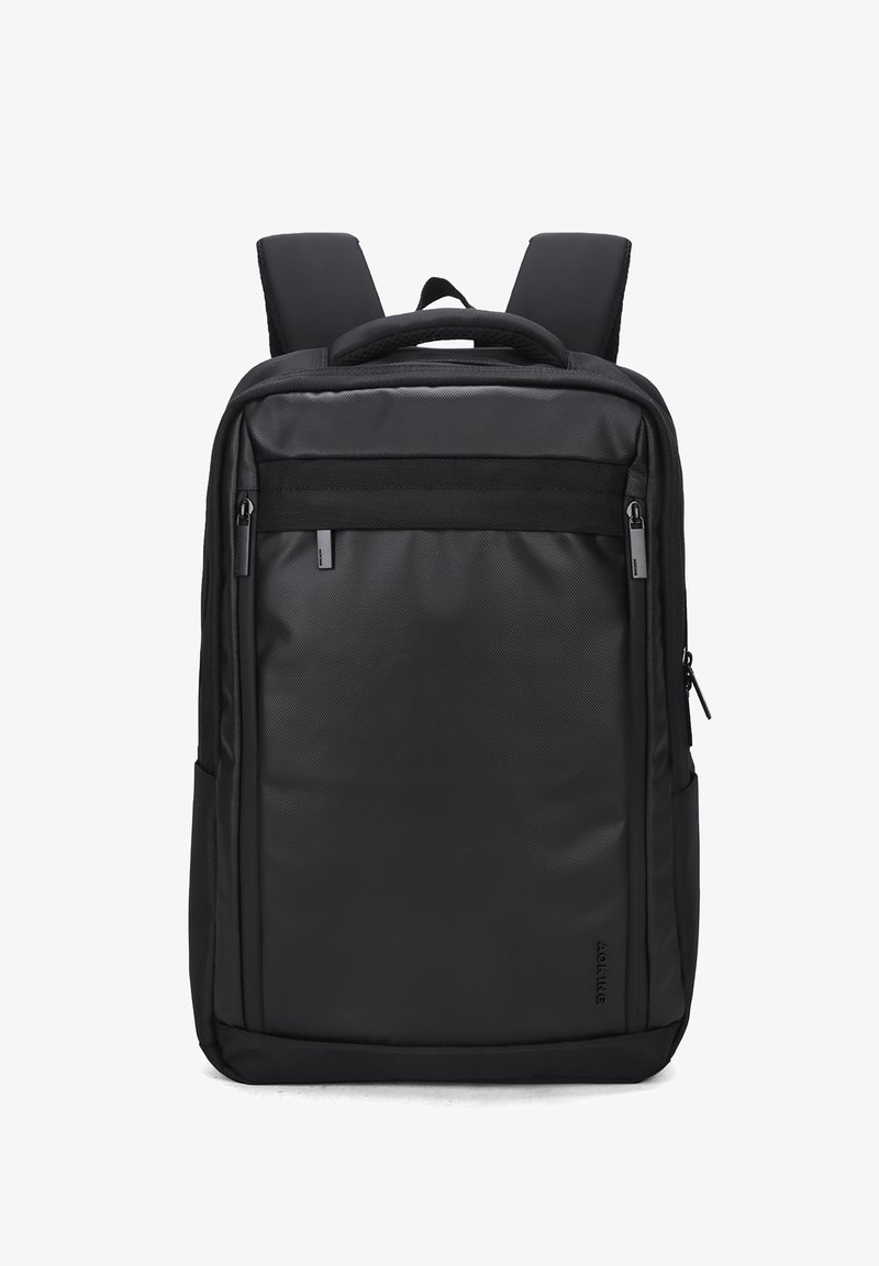 Zaino rettangolare nero con spallacci imbottiti, due tasche verticali frontali con zip e maniglia superiore, mostrato su sfondo bianco.