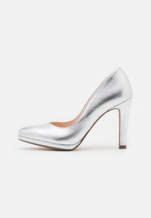 Sølvmetallic højhælede pumps med en glat tekstur, afrundet tå og slank silhuet. Hælen er cirka 10 cm høj.