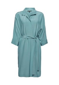 Robe chemise bleu clair longueur genou avec manches trois-quarts, col et ceinture en tissu assortie nouée à la taille.