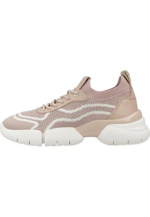 Zapatillas deportivas de color rosa claro con parte superior de punto texturizado, detalles en blanco, puntera redonda y suela blanca gruesa. Incluye cierre con cordones y una lengüeta.