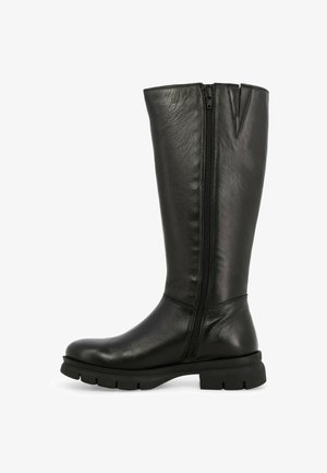 Stivale nero in pelle fino al ginocchio con una texture liscia, ZIP laterale e suola spessa. La parte superiore presenta un leggero taglio a V nella parte superiore.