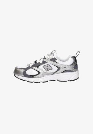 Weißer und silberner New Balance 408 Laufschuh mit schwarzen Akzenten, Mesh-Obermaterial und Schnürverschluss, von der Außenseite gezeigt.