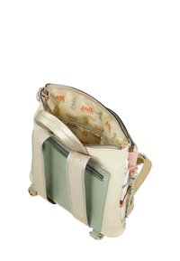 Bolsa beige y verde con un exterior texturizado, cierre superior con cremallera, y un interior colorido que presenta el nombre de la marca. Correas ajustables.