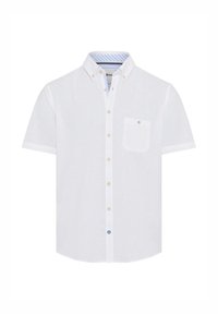 Witte overhemd met korte mouwen in lichtgewicht stof, voorzien van een button-down kraag, een borstzak en blauwe gestreepte accenten aan de binnenkant van de kraag.