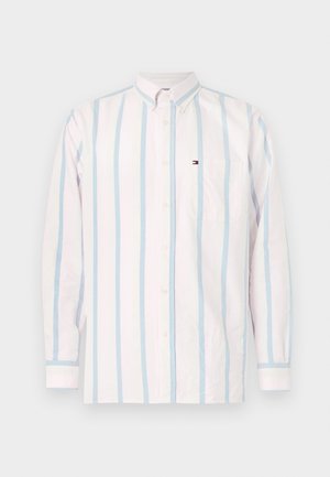 Világos rózsaszín hosszú ujjú ing függőleges kék csíkokkal. Hegyes gallérral és bal oldali mellkasi zsebbel, logó részlettel.