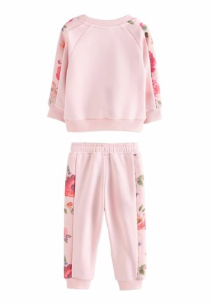 Ensemble sweatshirt et joggers rose ; le sweatshirt a des manches à motifs floraux et des poignets côtelés ; les joggers comportent des accents floraux sur les côtés. Matière douce.