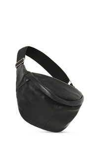 Borsa a tracolla in pelle nera con forma arrotondata, texture morbida e ampia tracolla in tessuto. Presenta un flap frontale e sottili dettagli in metallo.