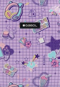 Borsa viola con un motivo a griglia, decorata con vari adesivi colorati, tra cui cuffie, fiori, stelle e la scritta "Good Vibes."