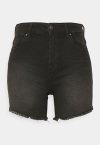 Pantalones cortos de mezclilla negra con cintura alta, dobladillos deshilachados y diseño clásico de cinco bolsillos. Fabricados con material resistente y con una textura sutil.