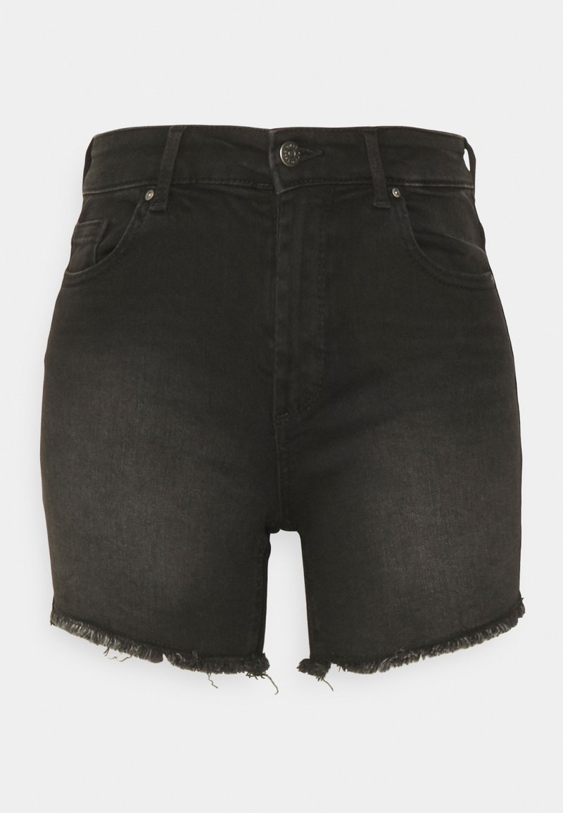 Pantalones cortos de mezclilla negra con cintura alta, dobladillos deshilachados y diseño clásico de cinco bolsillos. Fabricados con material resistente y con una textura sutil.