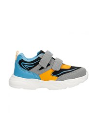 Kinderathletikschuh aus blauen, grauen, oranges und schwarzen Materialien. Verfügt über Klettverschlüsse, strukturierten Stoff und eine gepolsterte Sohle.