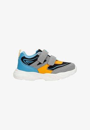 Kinderathletikschuh aus blauen, grauen, oranges und schwarzen Materialien. Verfügt über Klettverschlüsse, strukturierten Stoff und eine gepolsterte Sohle.