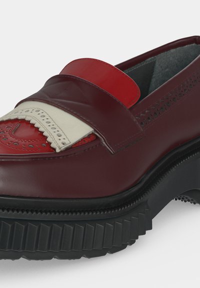 Ανδρικά loafers με χοντρή σόλα, από σαρκί δέρμα, με κόκκινες και εκρού διακοσμητικές λεπτομέρειες στο επάνω μέρος και μαύρη ραβδωτή καουτσούκ εξωτερική σόλα.