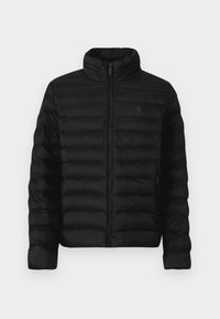 Zwarte pufferjack met een hoge kraag, horizontale stiksels en een ritssluiting aan de voorkant. Voorzien van zijzakken en een subtiele logo op de borst.