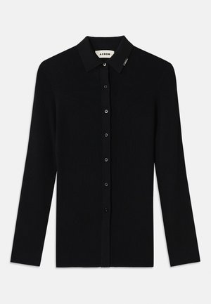 Svart ribbete langermet cardigan med en notched krage, knappelukking foran, og en liten logo på kragen. Glatt tekstur.