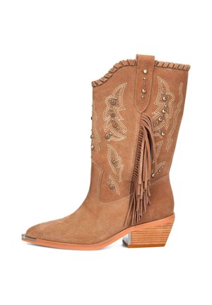 Botas de cowboy de ante marrón con detalles de flecos, tachuelas metálicas y costuras decorativas. Presentan una punta afilada y un tacón apilado.