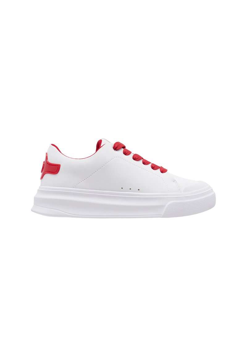Weißer Sneaker mit roten Akzenten, ausgestattet mit einem glatten synthetischen Obermaterial, runder Zehenpartie, Schnürverschluss und strukturiertem Gummisohle.