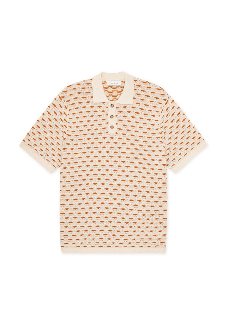 Gestricktes Poloshirt in Creme mit einem wiederholenden Rautenmuster in gebranntem Orange. Verfügt über einen Kragen und drei Knöpfe am Ausschnitt.
