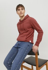 Jack & Jones JJEBASIC HOOD - Sweat à capuche - cinnabar