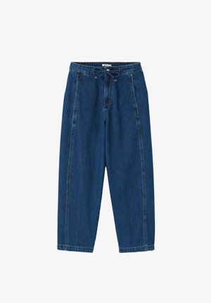 Pantalon en jean bleu foncé à coupe ample, taille élastique avec cordon de serrage, poches avant et détails de couture visibles.