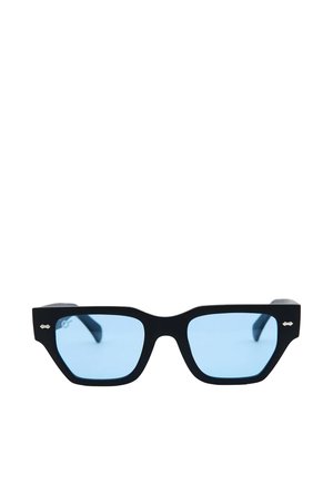 Occhiali da sole rettangolari neri con montatura spessa e lenti leggermente azzurre, mostrati su uno sfondo bianco.
