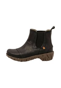 Botín Chelsea de cuero negro con paneles laterales elásticos, tirador en el talón y suela texturada marrón resistente.