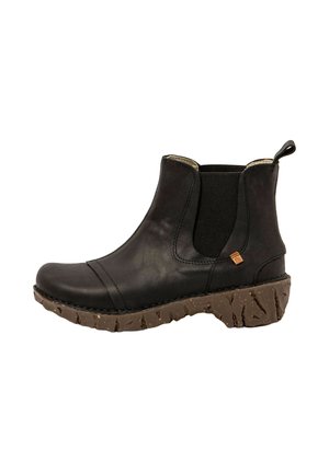 Botín Chelsea de cuero negro con paneles laterales elásticos, tirador en el talón y suela texturada marrón resistente.