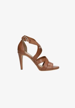 Braune Leder-Pumps mit hohen Absätzen, gekreuzten Riemen, offenen Zehen, verstellbarem Knöchelverschluss und schmalem Absatz. Glatte Textur, minimalistisches Design.