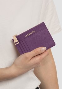 Portafoglio in pelle viola con finitura testurizzata, con zip dorata e logo "LAZAROTTI" in rilievo sulla parte anteriore, dotato di tasche per carte.