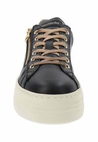 Sneaker in pelle nera con lacci beige, suola bianca spessa, zip dorata di lato e logo "Vero Giardini" sulla linguetta.