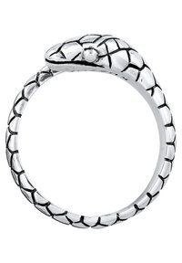 Anello in argento a forma di serpente con un design testurizzato e squamoso. La testa forma un'estremità, mentre la coda si curva attorno, creando una forma circolare e coesa.