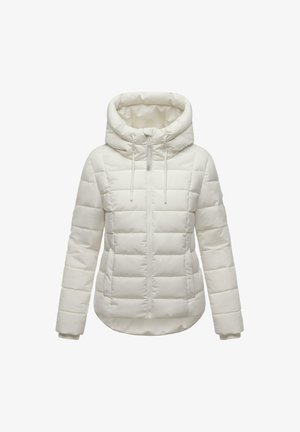 Fehér párnázott téli dzseki kapucnival és elülső cipzárral, vízszintes steppeléssel és zsinórral a kapucnin, fehér háttér előtt bemutatva.