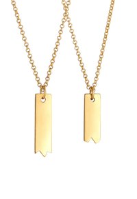 Goldene Halsketten mit flachen, rechteckigen Anhängern, die ausgeschnittene V-Formen an der Unterseite aufweisen. Die Kettenglieder sind klein und rund.