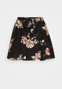 Jupe noire à fleurs avec un design évasé, ornée de fleurs roses et blanches. Comprend une taille à nouer et un tissu doux et léger.