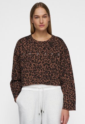 Felpa cropped con stampa leopardo marrone e nero, maniche lunghe e collo rotondo. La scritta "TODAY" è stampata in bianco sulla parte anteriore.