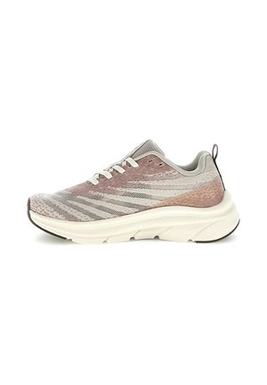 Sneaker sportiva rosa chiaro e grigia con lacci bianchi, tomaia in maglia a righe, suola bianca spessa e passante nero sul tallone.