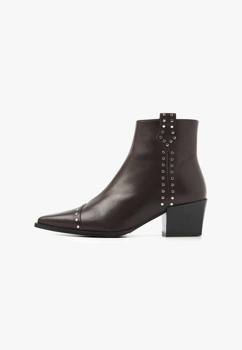 Brauner Leder-Ankle-Boot mit spitzer Zehenform, dekorativen silbernen Nieten und einem gestapelten Absatz. Glatte Textur mit einem minimalistischen Design.