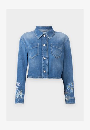 Orezaná modrá rifľová bunda so striebornými gombíkmi, dvoma náprsnými vreckami, špicatým golierom a kvetinovými potlačami na oboch rukávoch pri manžetách.