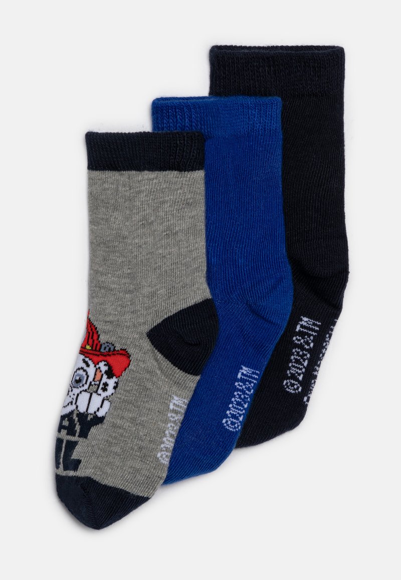 Tre paia di calzini nei colori grigio, blu e nero. Il calzino grigio presenta un design grafico con un teschio e un cappello rosso. Ognuno ha un bordo a coste.
