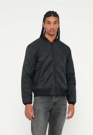 Chaqueta bomber negra acolchada con cremallera frontal, puños y dobladillo acanalados; cuenta con bolsillos laterales y una textura suave y brillante.