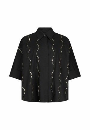 Črna srajca s kratkimi rokavi, ovratnikom s koničastim robom in vertikalnimi valovitimi linijami majhnih kovinskih zaponk.