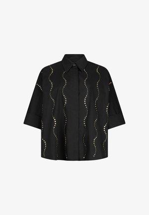 Chemise noire à manches courtes avec un col pointu et des lignes verticales ondulées de petits clous métalliques.