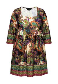 Zwarte jurk met een levendig paisleypatroon in kleuren zoals oranje, groen en paars, met een vierkante halslijn en driekwartmouwen.
