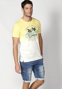 Koroshi SHORT SLEEVE  - Marškinėliai su spaudiniu - amarillo   yellow