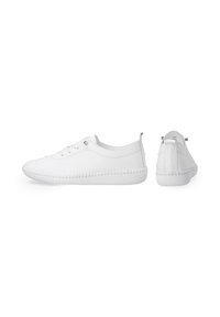 Bílé šněrovací boty s hladkým koženým svrškem, kulatou špičkou, vzorovanou gumovou podrážkou a minimalistickým designem. Obsahují poutko na zadní straně.