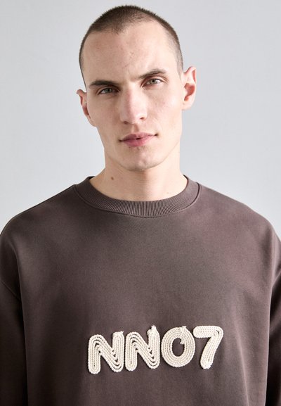 Sweatshirt en coton marron avec un logo "NN07" en relief crème sur le devant, doté d'un col ribbed et d'une coupe décontractée.
