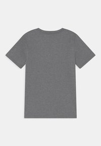 T-shirt grigia a maniche corte in cotone. Vestibilità regolare con colletto rotondo, texture liscia e senza grafiche o motivi visibili.